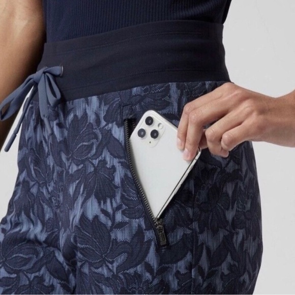 Athleta Floral Trekkie North Printed Jogger Pants Ethereal Bloom Cott - size 6 - Picture 2 of 9